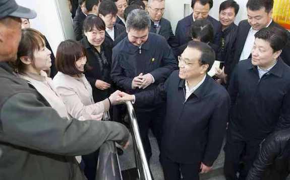 李克強(qiáng)考察基層政務(wù)服務(wù)中心：權(quán)力清單要讓百姓評(píng)議