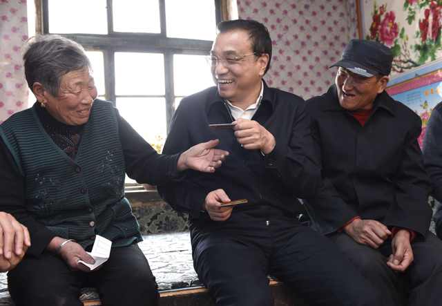總理察看村民低?？?詢問政策落實(shí)