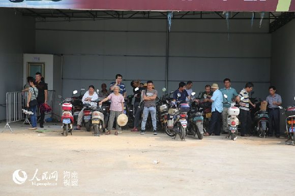 中央巡視組海南接訪(fǎng)點(diǎn) 群眾排隊(duì)來(lái)訪(fǎng)[組圖]