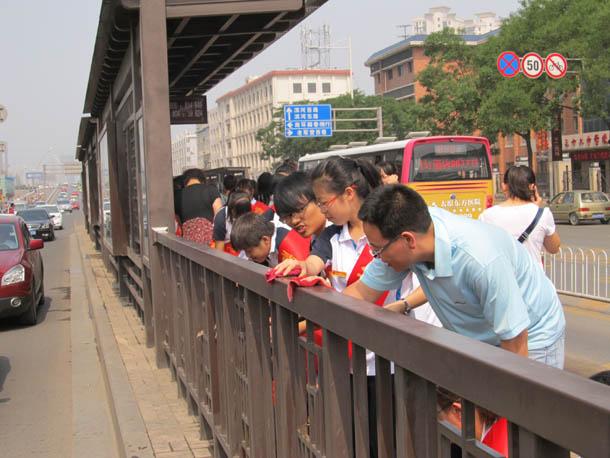 山西太原：志愿者清潔城市 迎接“中博會(huì)”
