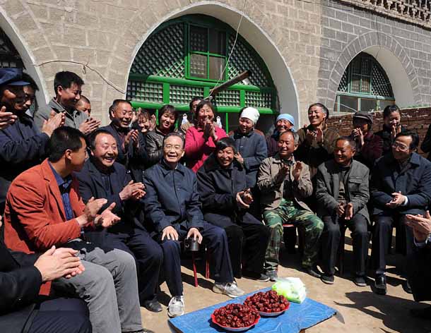 努力實現(xiàn)貧困地區(qū)的全面發(fā)展　溫家寶總理在呂梁山區(qū)考察紀實