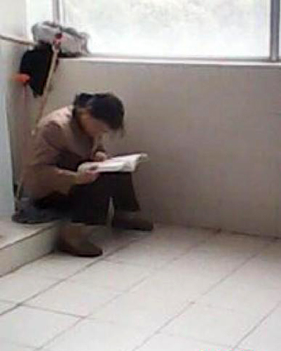 南京一大學(xué)保潔阿姨公廁讀書(shū)照熱傳網(wǎng)絡(luò)引議論