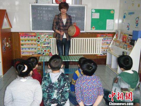 河北女孩棄學(xué)培養(yǎng)弟弟 已教會(huì)60個(gè)聾兒說話 圖