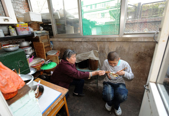 “陪讀奶奶”：特別的愛(ài)給特別的你