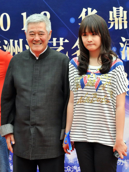 眾星出席華鼎獎(jiǎng)紅毯 趙本山首次攜15歲女兒走紅毯