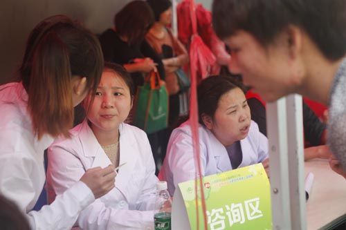母親健康快車(chē)”深港女性?xún)砂┕婧Y查7日啟動(dòng)