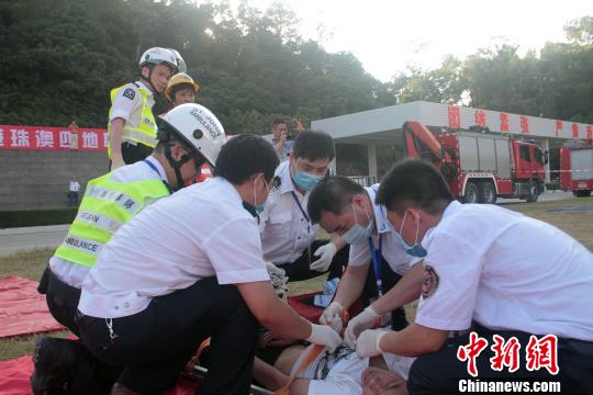深港珠澳首次聯(lián)合舉行醫(yī)療救援演練 直升機(jī)參與
