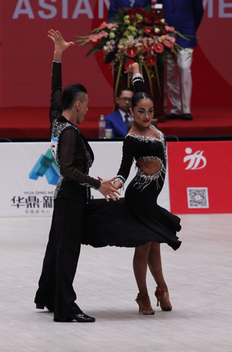 中國(guó)選手獲東亞運(yùn)動(dòng)會(huì)倫巴舞比賽冠軍