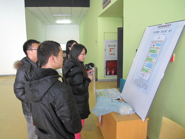 南開學(xué)子不做“低頭族”：手機(jī)，快到袋子里來！
