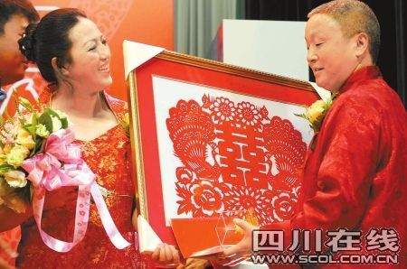震區(qū)重組家庭集體婚禮 活出來不容易好好活著