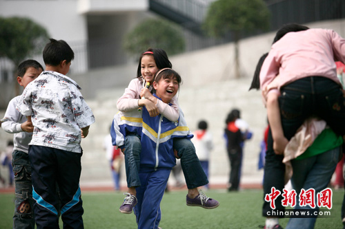汶川地震兩周年：重建學(xué)校里的歡笑聲