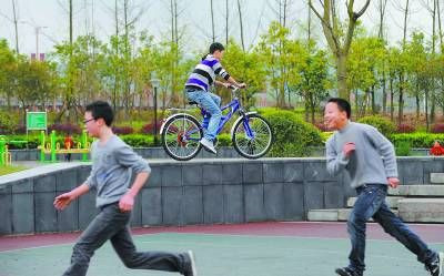 汶川地震三周年現(xiàn)場回訪：援建者與當(dāng)?shù)厝顺捎H人