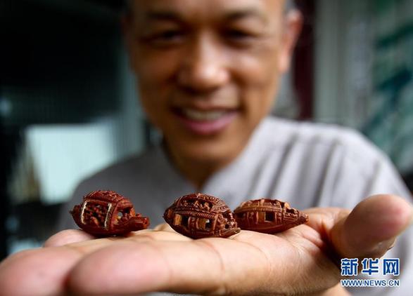 在大米粒上創(chuàng)作 微縮藝術(shù)沒有最小只有更小