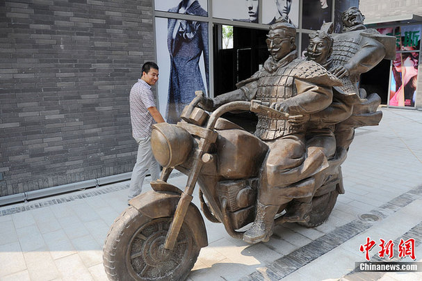 最潮兵馬俑亮相西安：騎機(jī)車瞅美女