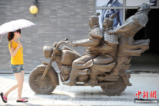 最潮兵馬俑亮相西安：騎機(jī)車瞅美女