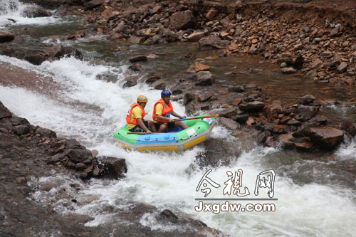 大覺山國際生態(tài)旅游節(jié)開幕 國內(nèi)外選手競漂飛渡