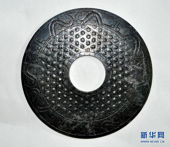 定陶漢墓驚現(xiàn)神秘“包裹”　內(nèi)有玉璧和絲質(zhì)長袍