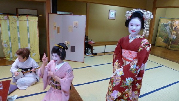日本京都“花街”藝妓新年開(kāi)門(mén)接客