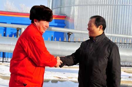 克拉瑪依市油田公司領(lǐng)導(dǎo)慰問(wèn)重油生產(chǎn)一線員工