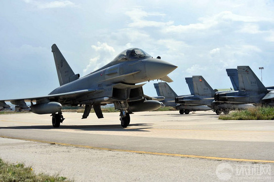 誰(shuí)“擊落”了機(jī)皇F-22 五代機(jī)被打得滿(mǎn)地找牙