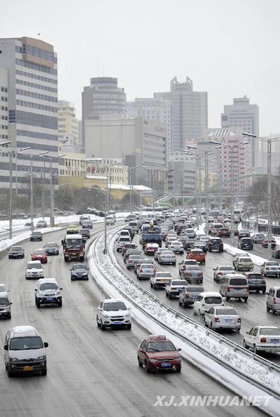 烏魯木齊連續(xù)發(fā)布道路結(jié)冰、暴雪預警