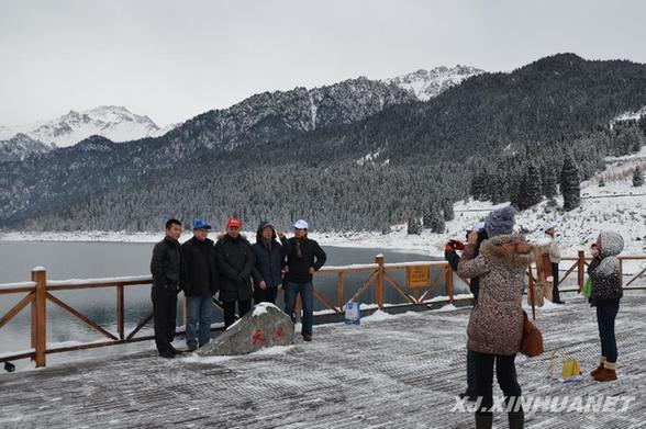新疆天山天池冰雪風情節(jié)開幕首日 超5000人免費滑雪