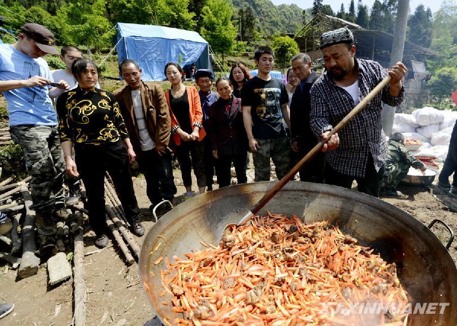 阿里木為受災(zāi)群眾做抓飯