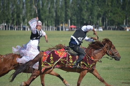 新疆霍城縣第三屆賽馬會(huì)隆重開(kāi)幕