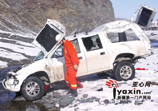 新疆一越野車(chē)翻入后峽50米深溝 車(chē)內(nèi)兩人一死一傷