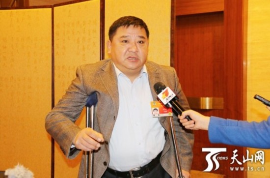 住疆全國(guó)政協(xié)委員胡志斌：微信群是收集民情民意的“好幫手”