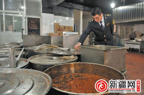 烏魯木齊“三無”火鍋底油混進(jìn)中高檔餐廳