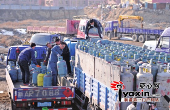 烏魯木齊一輛運295個“黑氣罐”貨車被查扣（圖）