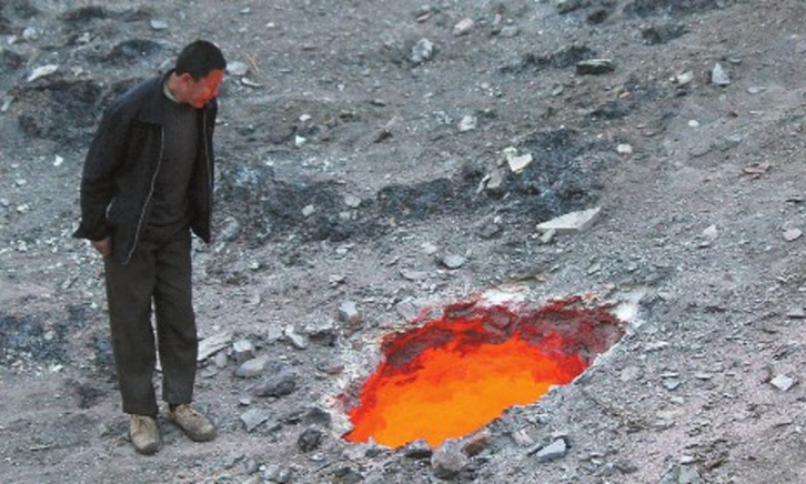 烏魯木齊小區(qū)建筑工地旁驚現(xiàn)“火山口”？