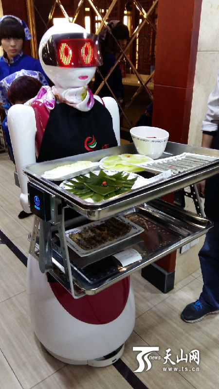 新疆庫(kù)爾勒:火鍋店機(jī)器人上菜“萌萌噠”