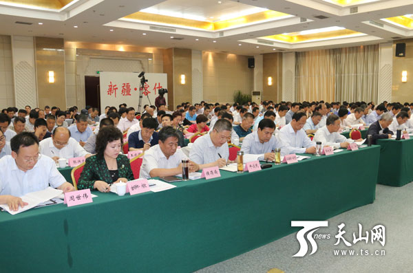 喀什啟動(dòng)縣處級(jí)以上領(lǐng)導(dǎo)干部“三嚴(yán)三實(shí)”專(zhuān)題教育活動(dòng)