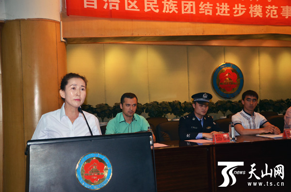 新疆高校學(xué)子聆聽(tīng)民族團(tuán)結(jié)模范事跡宣講