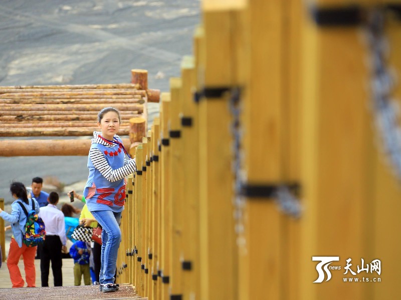 新疆托克遜縣克爾堿怪石林景區(qū)迎來旅游旺季
