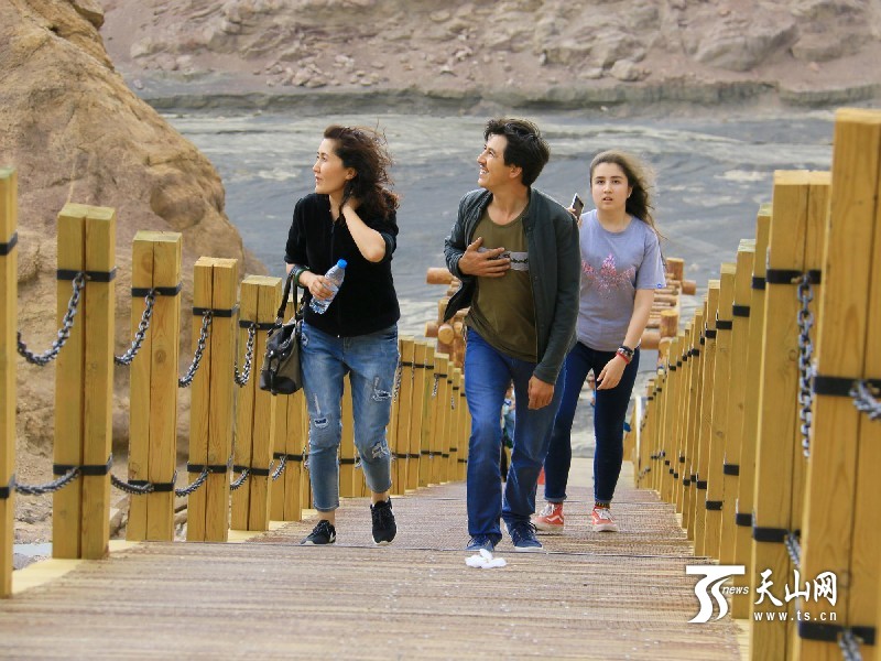 新疆托克遜縣克爾堿怪石林景區(qū)迎來旅游旺季