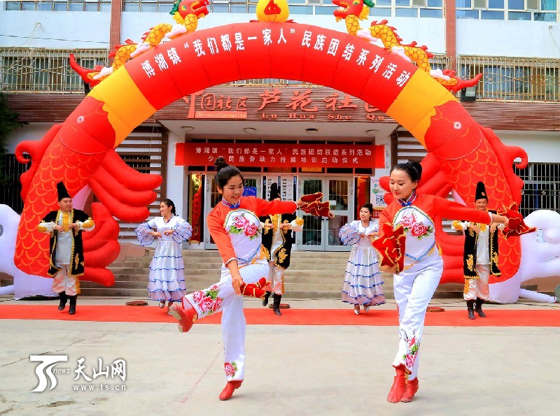 新疆博湖縣：社區(qū)居民大舞臺(tái)秀出民族團(tuán)結(jié)情