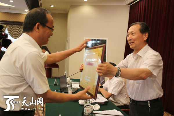 自治區(qū)召開紡織服裝產(chǎn)業(yè)招商引資創(chuàng)業(yè)培訓(xùn)現(xiàn)場會(huì)