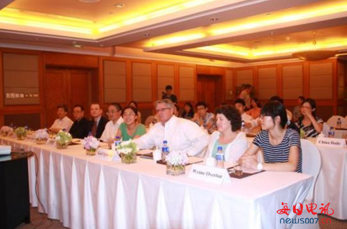 17歲中學生牽頭諸位專家 暢談中國教育、經(jīng)濟的宏觀走勢