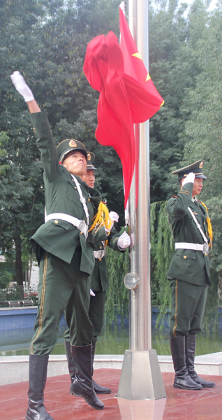 克拉瑪依：升國(guó)旗 慶“八一”
