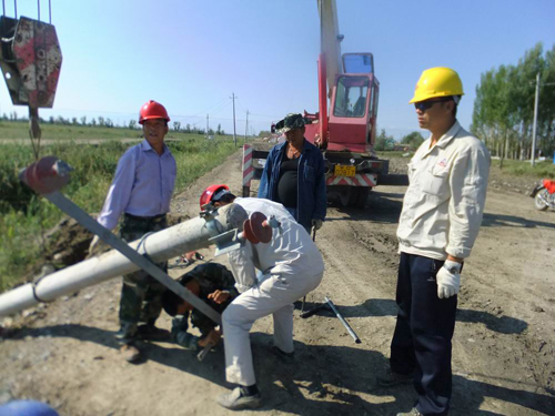 兵團(tuán)農(nóng)七師一二五團(tuán)供電所第一時間搶修大風(fēng)冰雹毀損高壓線路