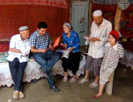 和田縣舉辦“黨團(tuán)干部同給力，創(chuàng)先爭優(yōu)促和諧”主題惠民活動