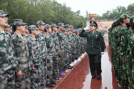 石大6500余名新生冒雨參加軍訓(xùn)匯報(bào)表演
