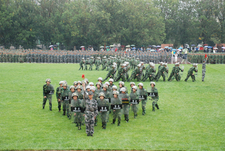 石大6500余名新生冒雨參加軍訓(xùn)匯報(bào)表演