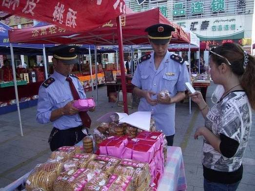 哈密市工商局二早二查迎“雙節(jié)”