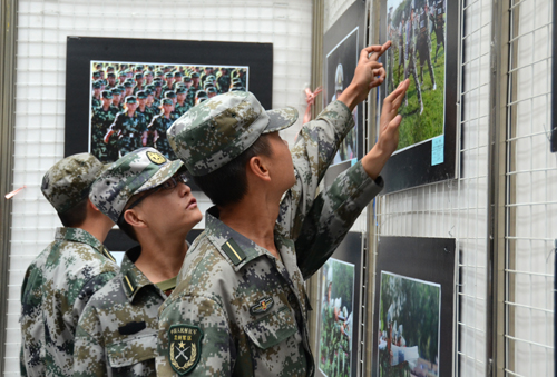 石大舉辦軍訓(xùn)攝影藝術(shù)作品展 170余幅作品入選