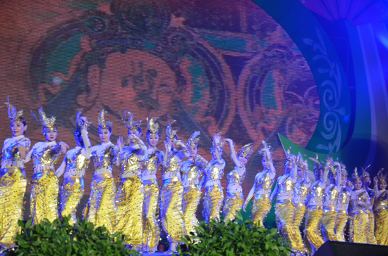 新疆若羌第五屆樓蘭文化旅游節(jié)“綻放樓蘭”文藝晚會激情上演