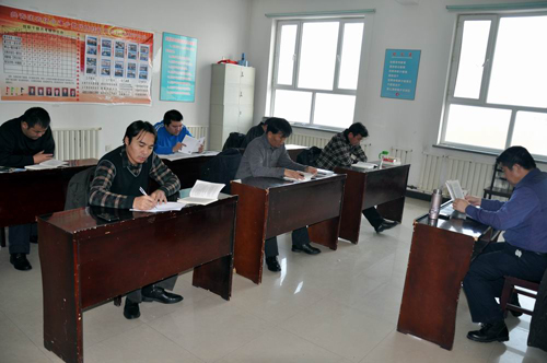 農(nóng)六師少數(shù)民族掛職干部學習十八大精神